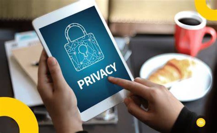 Online privacy and tracking risks on adult websites